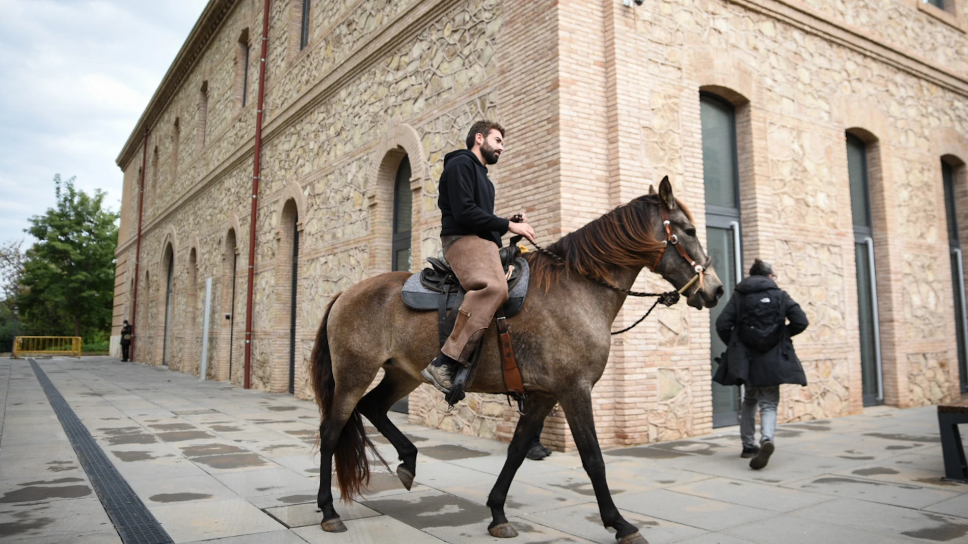 El joven ganadero Rubén Llata, llega con su caballo a la Ciutat Administrativa Nou d'Octubre para registrar una solicitud de huelga de hambre con la que pedir el mantenimiento de pastos, a 19 de noviembre de 2021, en Valencia, Comunidad Valenciana (España)