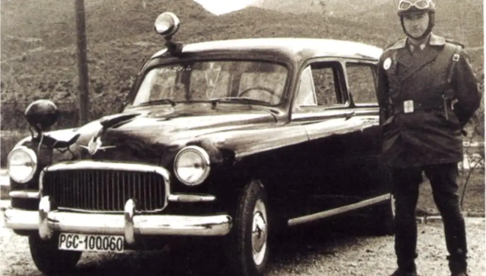El Seat 1400 fue el primer vehículo de la Guardia Civil e iba equipado con el primer radar de la época