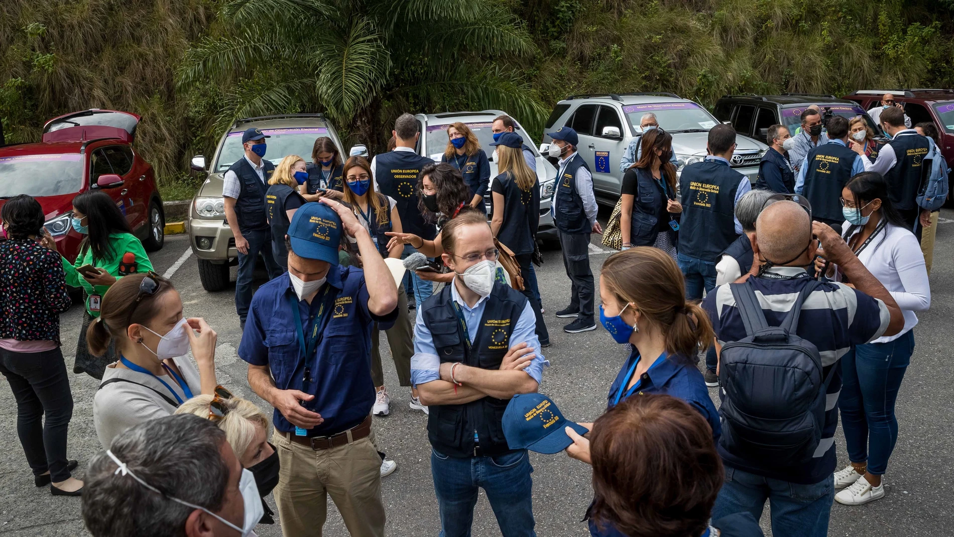 Observadores de la misión de observación de la Unión Europea se reúnen antes de partir a sus destinos en Caracas (Venezuela)