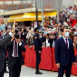 El rey Felipe VI saluda al público asistente su salida del acto de entrega los Premios Rei Jaume I 2021 que ha tenido lugar este viernes en la Lonja de la Seda