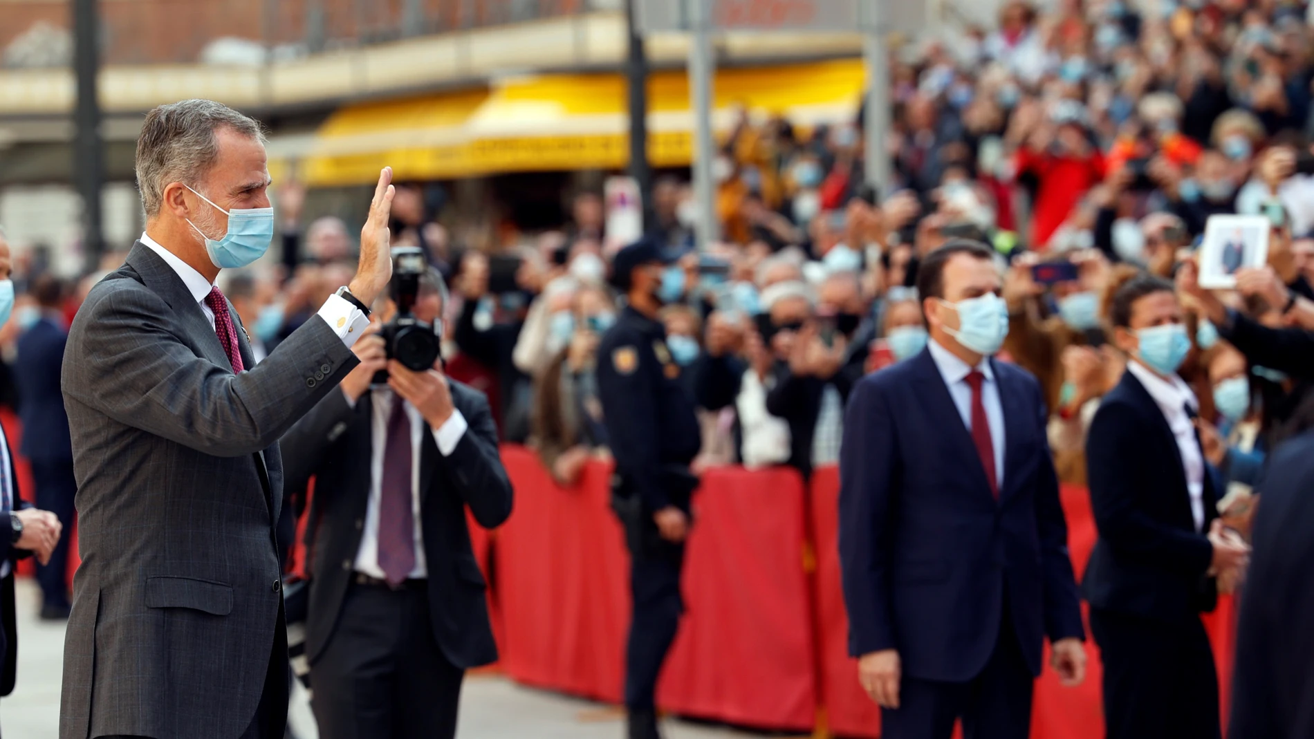 El rey Felipe VI saluda al público asistente su salida del acto de entrega los Premios Rei Jaume I 2021 que ha tenido lugar este viernes en la Lonja de la Seda