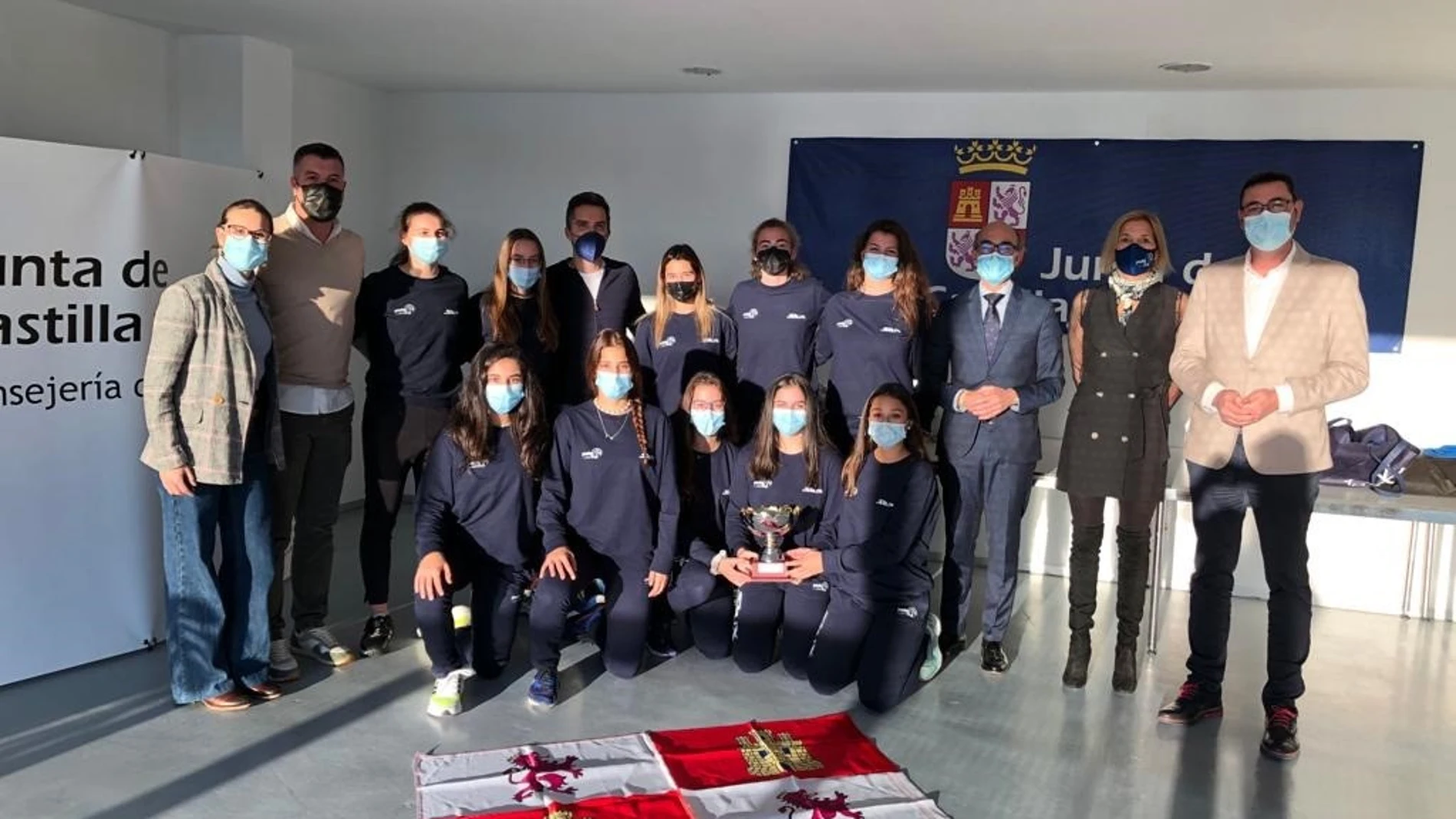 El consejero de Cultura y Turismo, Javier Ortega, visita a las integrantes de la Selección femenina de menores de Castilla y León de Pádel tras ganar el Campeonato de España por Selecciones.JCYL19/11/2021