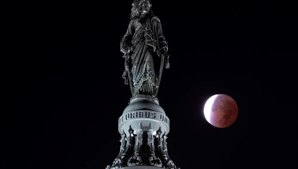 El eclipse lunar fotografiado junto al Capitolio de Washington, Estados Unidos
