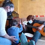 Nuria desarrolla sesiones de musicoterapia a domicilio con pacientes pediátricos con enfermedad crónica o en el final de vida