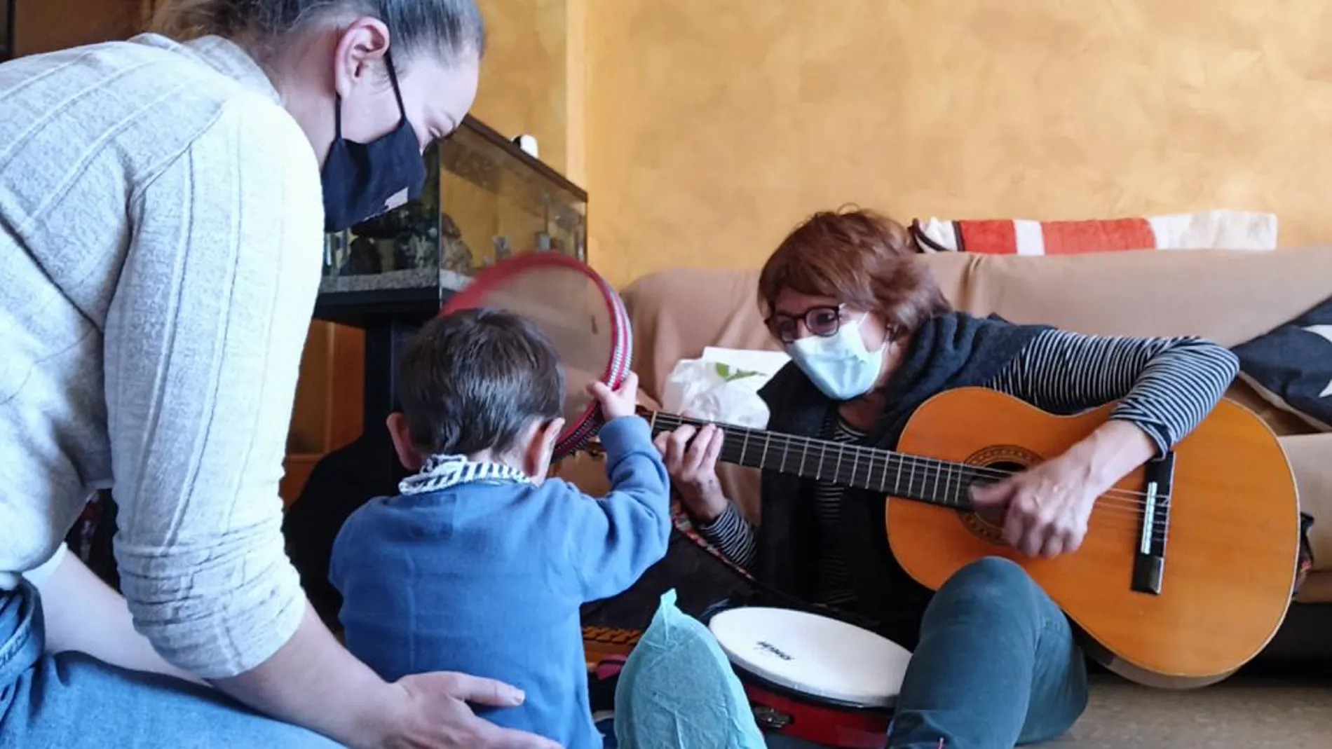 Nuria desarrolla sesiones de musicoterapia a domicilio con pacientes pediátricos con enfermedad crónica o en el final de vida