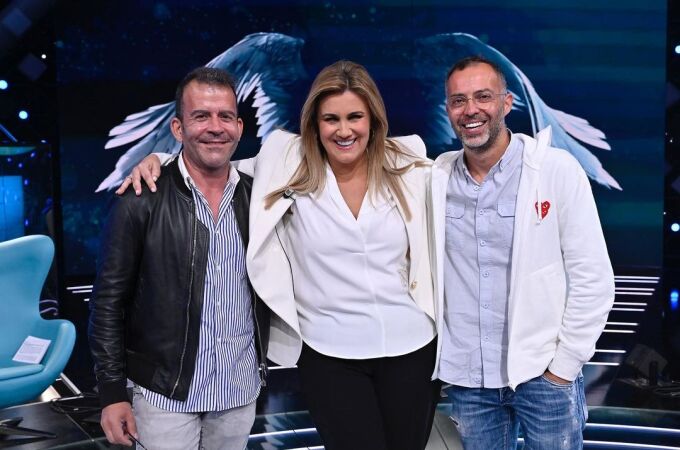 Carlota Corredera junto a sus jefes de La fábrica de la tele, Adrián Madrid y Óscar Cornejo