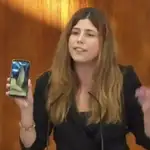  Una diputada de Más Madrid muestra la foto de un pene en la Asamblea para denunciar ciberacoso