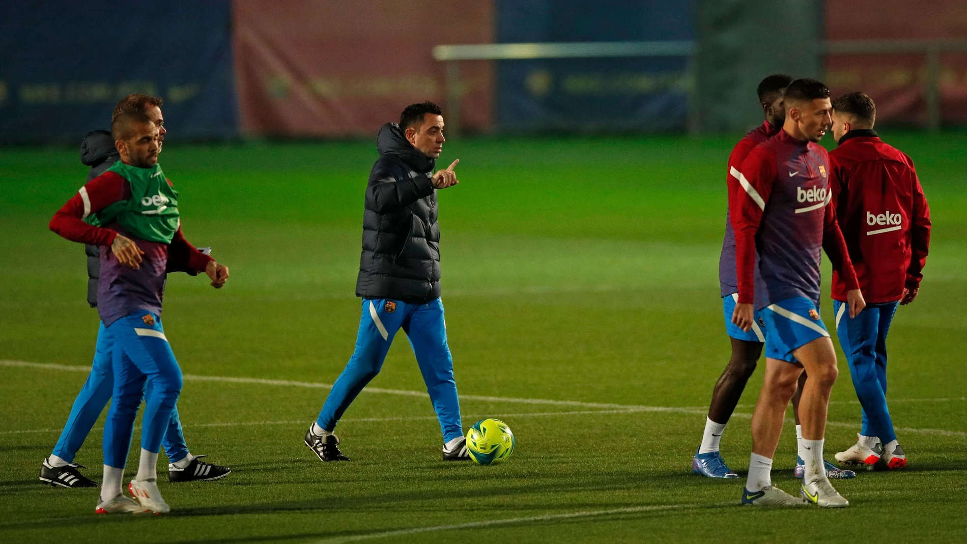 Xavi, en el último entrenamiento del Barcelona antes de recibir al Espanyol, partido que supondrá el estreno del nuevo técnico