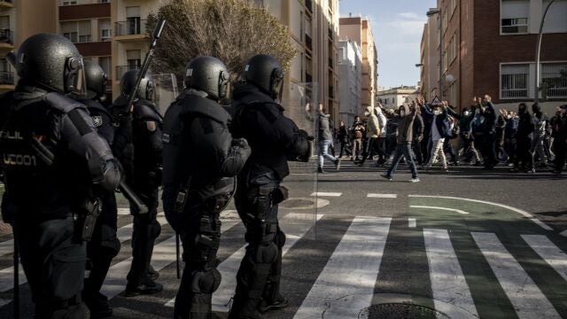 Policías y trabajadores del metal de Cádiz, durante las protestas de este domingo