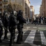 Policías y trabajadores del metal de Cádiz, durante las protestas de este domingo