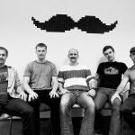 Grupo de hombres miembros del movimiento "Movember"