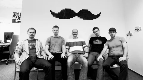 Grupo de hombres miembros del movimiento "Movember"