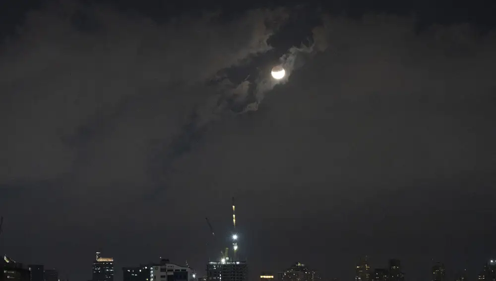 La Luna vista desde Manila, Filipinas