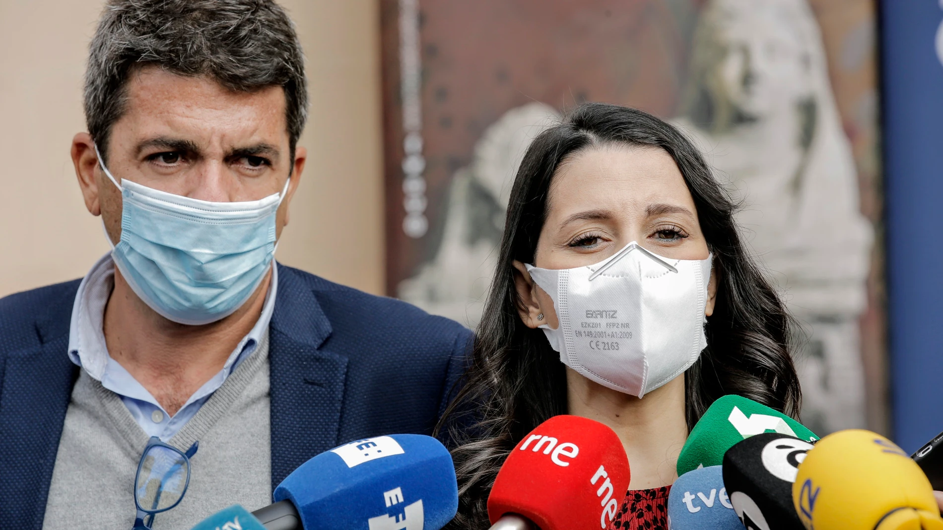 La presidenta de Cs, Inés Arrimadas, ofrece declaraciones a los medios, después de su reunión con el presidente de la Diputación de Alicante, Carlos Mazón