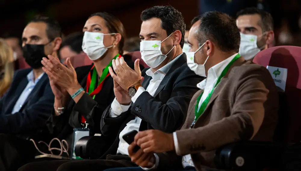 El presidente de la Junta de Andalucía, Juanma Moreno, aplaude en el XVI Congreso Autonómico del PP Andaluz. Álex Cámara / Europa Press