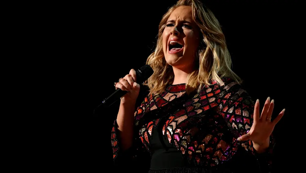 La última aparición pública de Adele en una entrega de premios, en la 59ª. Edición de los Grammy en 2017. REUTERS/Lucy Nicholson/File Photo