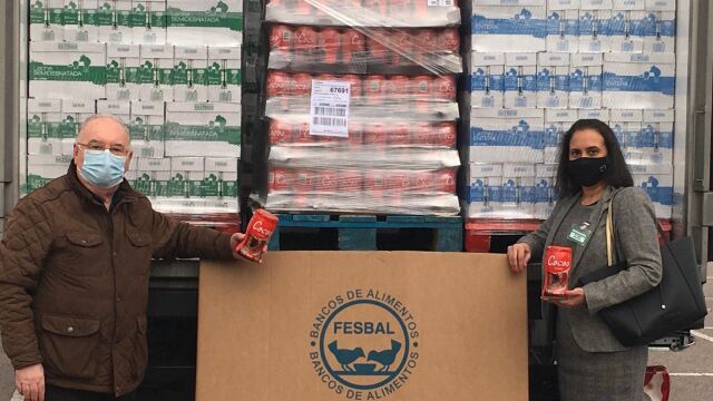 Representantes del Banco de Alimentos de Castellón y de Mercadona, durante una de las entregas realizadas en 2021