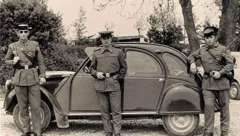 El Citroën 2CV llegó a España como un vehículo de transición y se vendieron 70 unidades, 85 de ellas para la agrupación de Tráfico de la Guardia Civil