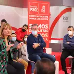 La ministra de Educación y FP, Pilar Alegría, en su intervención en el acto del PSOE en La Rinconada, acompañada de Juan Espadas y Javier Fernández
