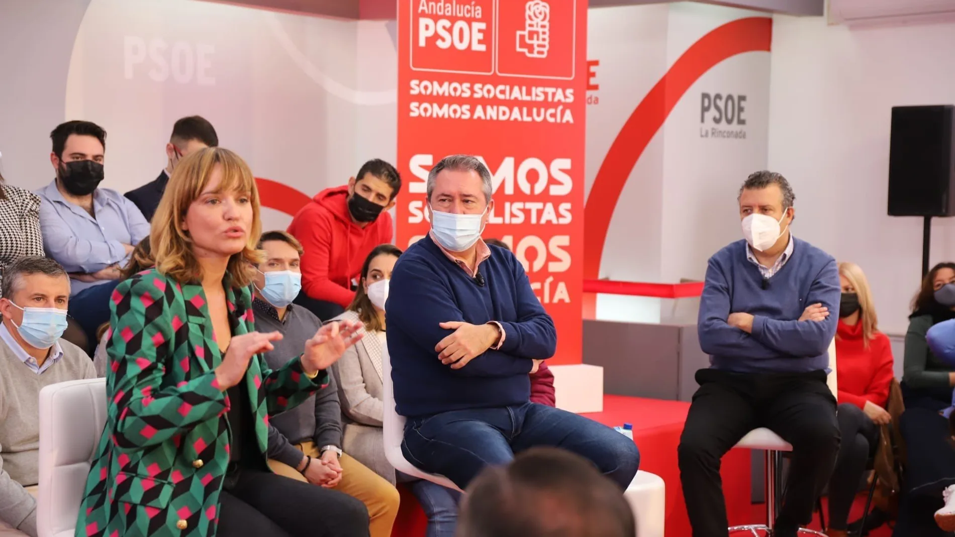 La ministra de Educación y FP, Pilar Alegría, en su intervención en el acto del PSOE en La Rinconada, acompañada de Juan Espadas y Javier Fernández