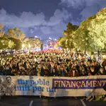 Varias personas sostienen una pancarta donde se lee &quot;Un pueblo unido por una financiación justa&quot;, durante una manifestación que parte de la Plaza Sant Agustí de Valencia