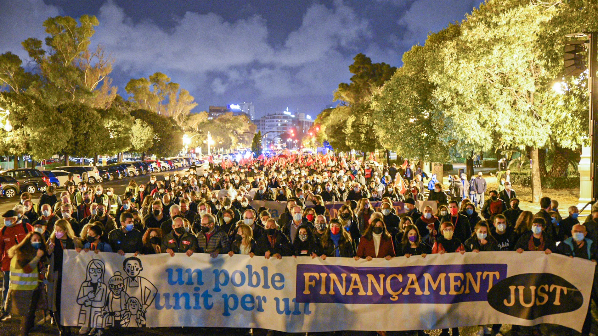 Varias personas sostienen una pancarta donde se lee "Un pueblo unido por una financiación justa", durante una manifestación que parte de la Plaza Sant Agustí de Valencia