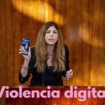 Loreto Arenillas muestra una "fotopene" enviada a su teléfono en la Asamblea de Madrid