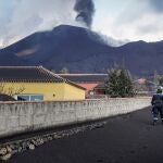 Unidades de la UME y del Ejército de Tierra, y el GIETMA, realizan mediciones de gases para comprobar que la zona es segura volcán de La Palma