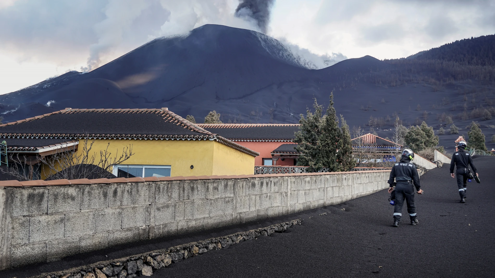 Unidades de la UME y del Ejército de Tierra, y el GIETMA, realizan mediciones de gases para comprobar que la zona es segura volcán de La Palma