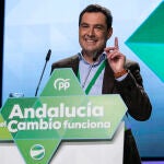 El presidente de la Junta de Andalucía, Juanma Moreno, durante su intervención en el XVI Congreso Autonómico del PP andaluz. Álex Cámara / Europa Press