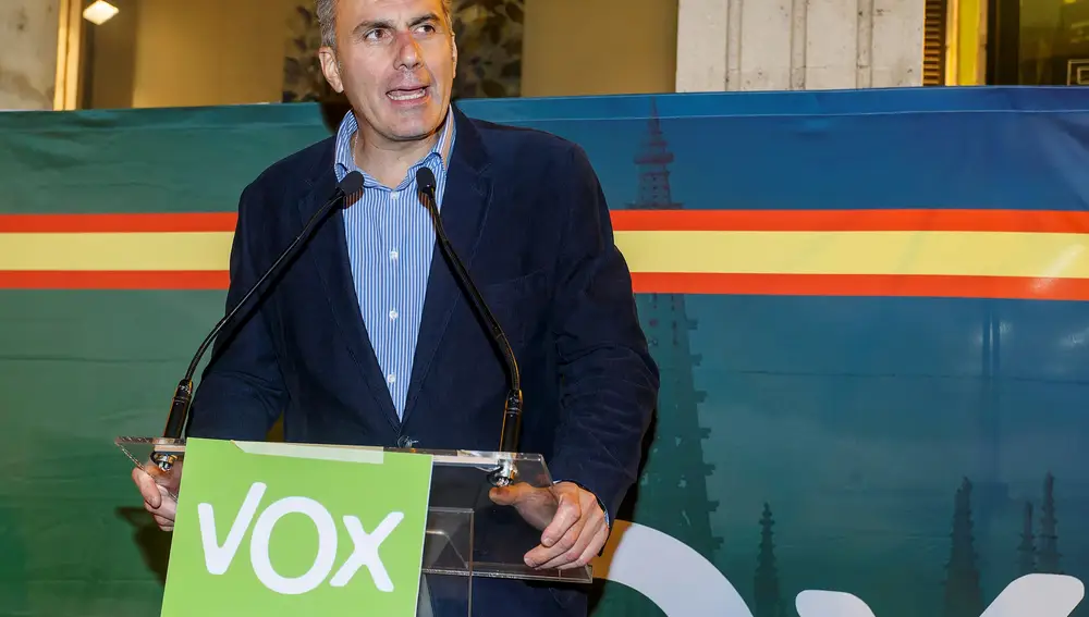 BURGOS, 20/11/2021.- El secretario general de Vox, Francisco Javier Ortega Smith (c), este sábado en un acto público en Burgos.- EFE/Santi Otero