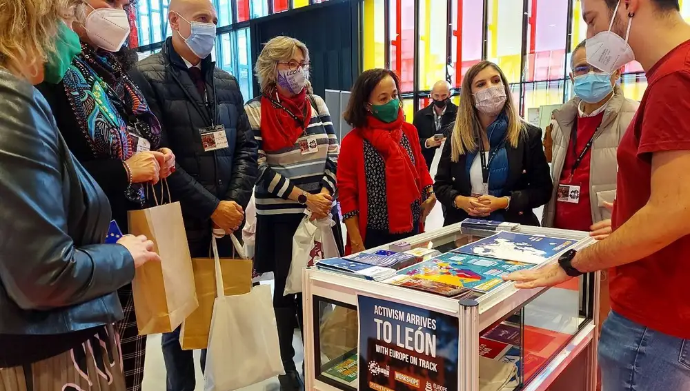 El alcalde de León, José Antonio Díez, recorre la feria Expojoven