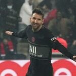 Leo Messi celebra el gol que marcó al Nantes