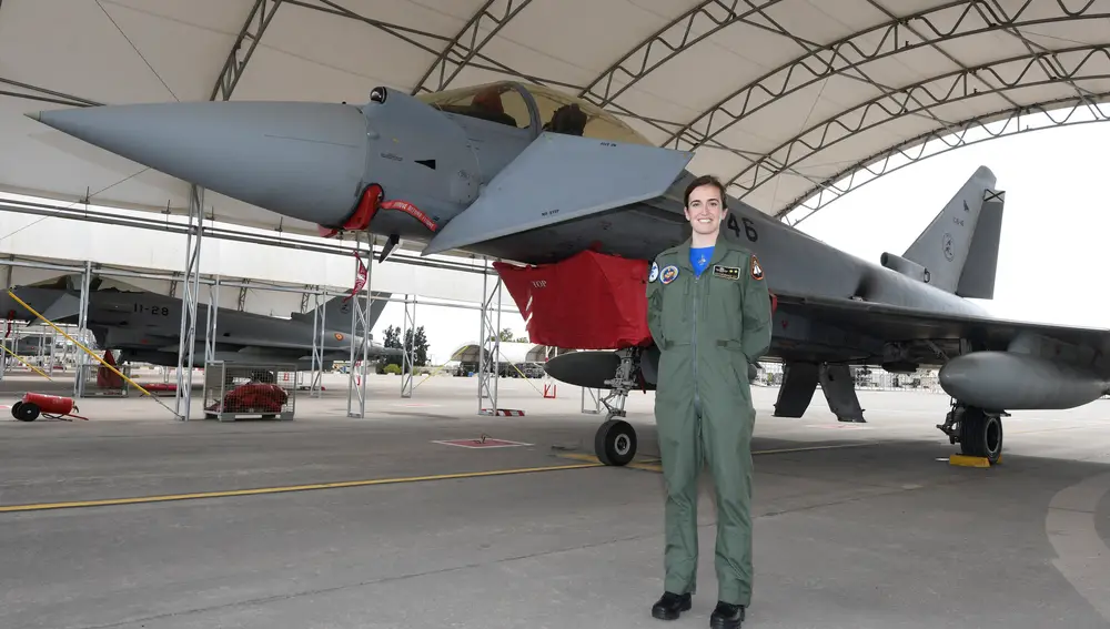La teniente Gutiérrez, ante la que ya es su &quot;oficina&quot;, un caza Eurofighter