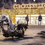 Imagen de una motocicleta quemada tras la fuerte protesta contra las medidas anticovid en Rotterdam, Holanda