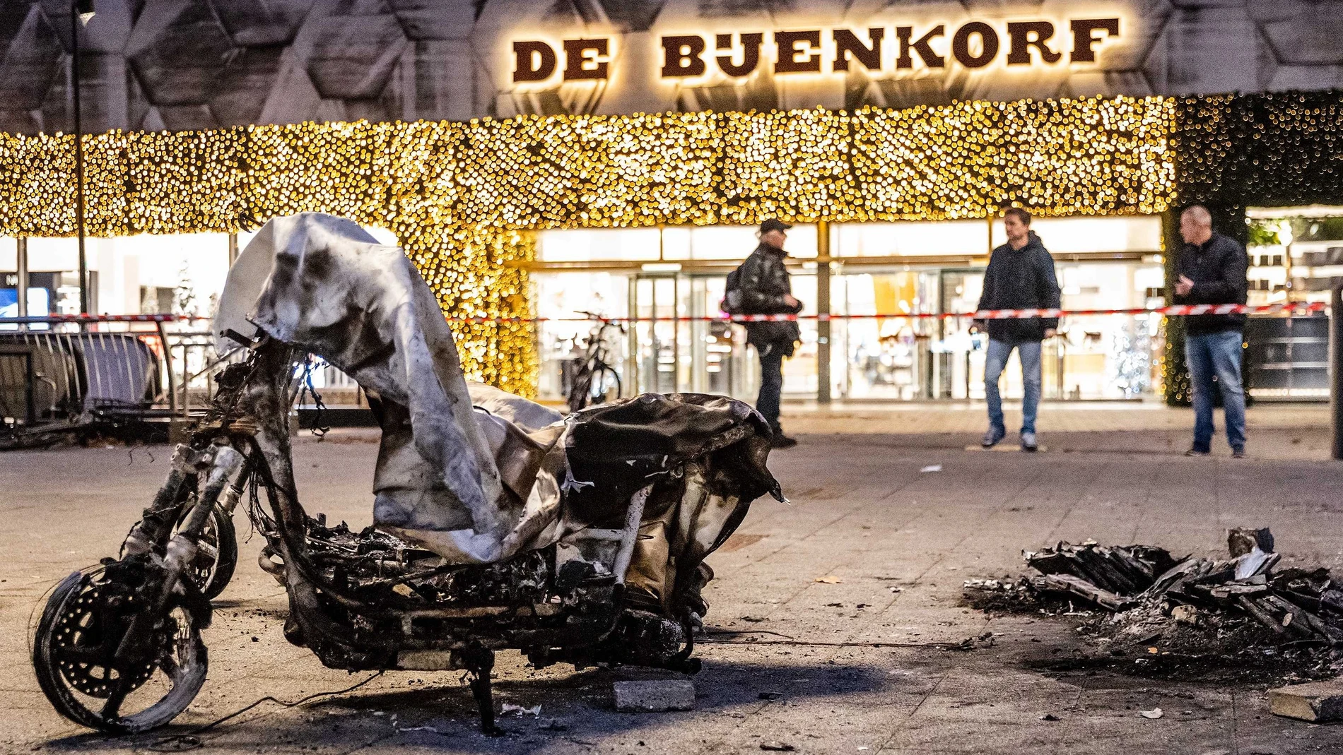 Imagen de una motocicleta quemada tras la fuerte protesta contra las medidas anticovid en Rotterdam, Holanda
