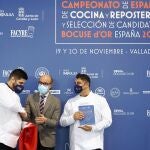 El consejero de Cultura y Turismo, Javier Ortega, entrega en Intur el primer premio del Campeonato Nacional de Cocina al madrileño Rubén Amro