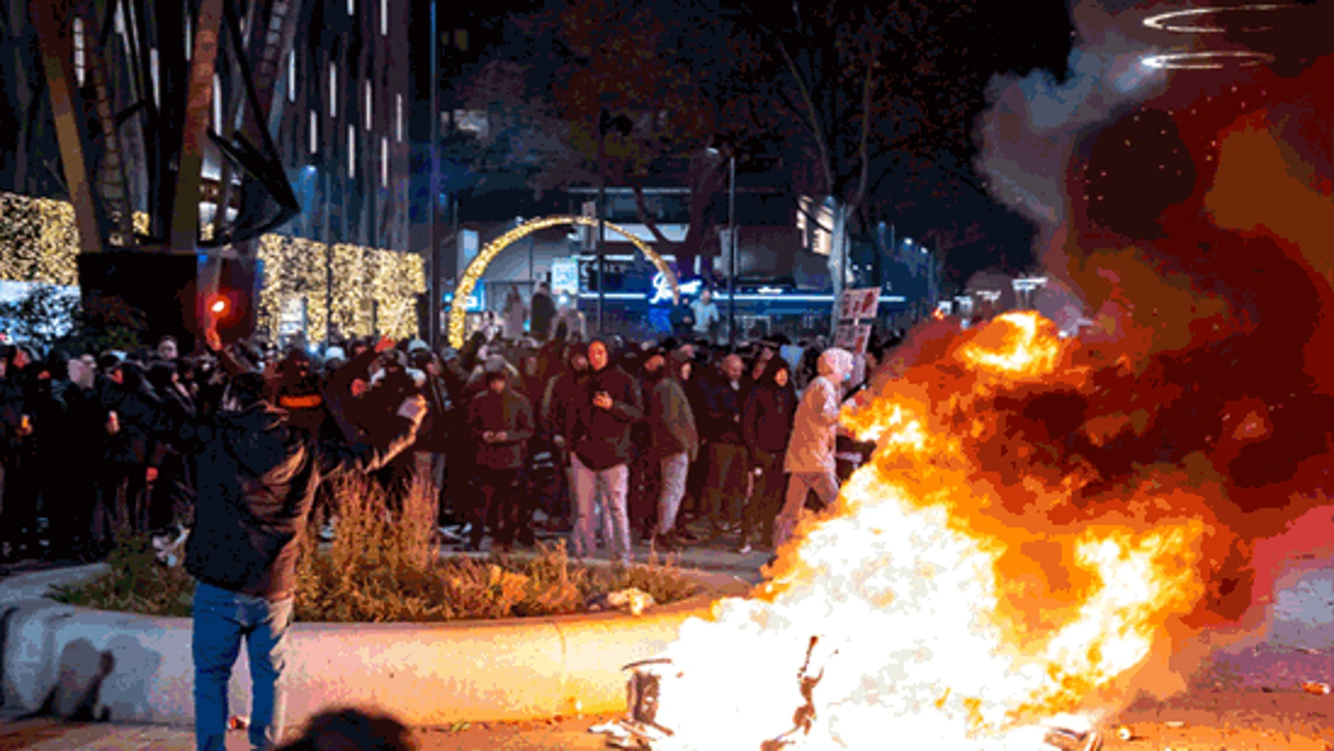 El alcalde de Róterdam describió los disturbios como una "orgía de violencia".