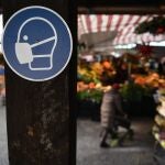 Una señal recordando la obligatoriedad de llevar mascarilla en Munich