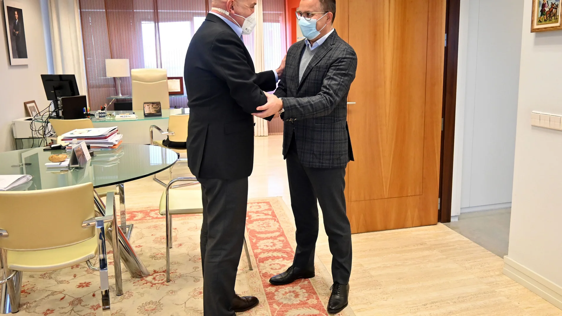 Reunión de trabajo entre los consejeros de Agricultura, Ganadería y Desarrollo Rural de la Junta de Castilla y León, Jesús Julio Carnero, y el consejero del Medio Rural de la Xunta de Galicia, José González