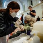Sanitarios administran la dosis de refuerzo en el Hospital San Giovanni Addolorata, en Roma