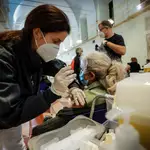 Sanitarios administran la dosis de refuerzo en el Hospital San Giovanni Addolorata, en Roma