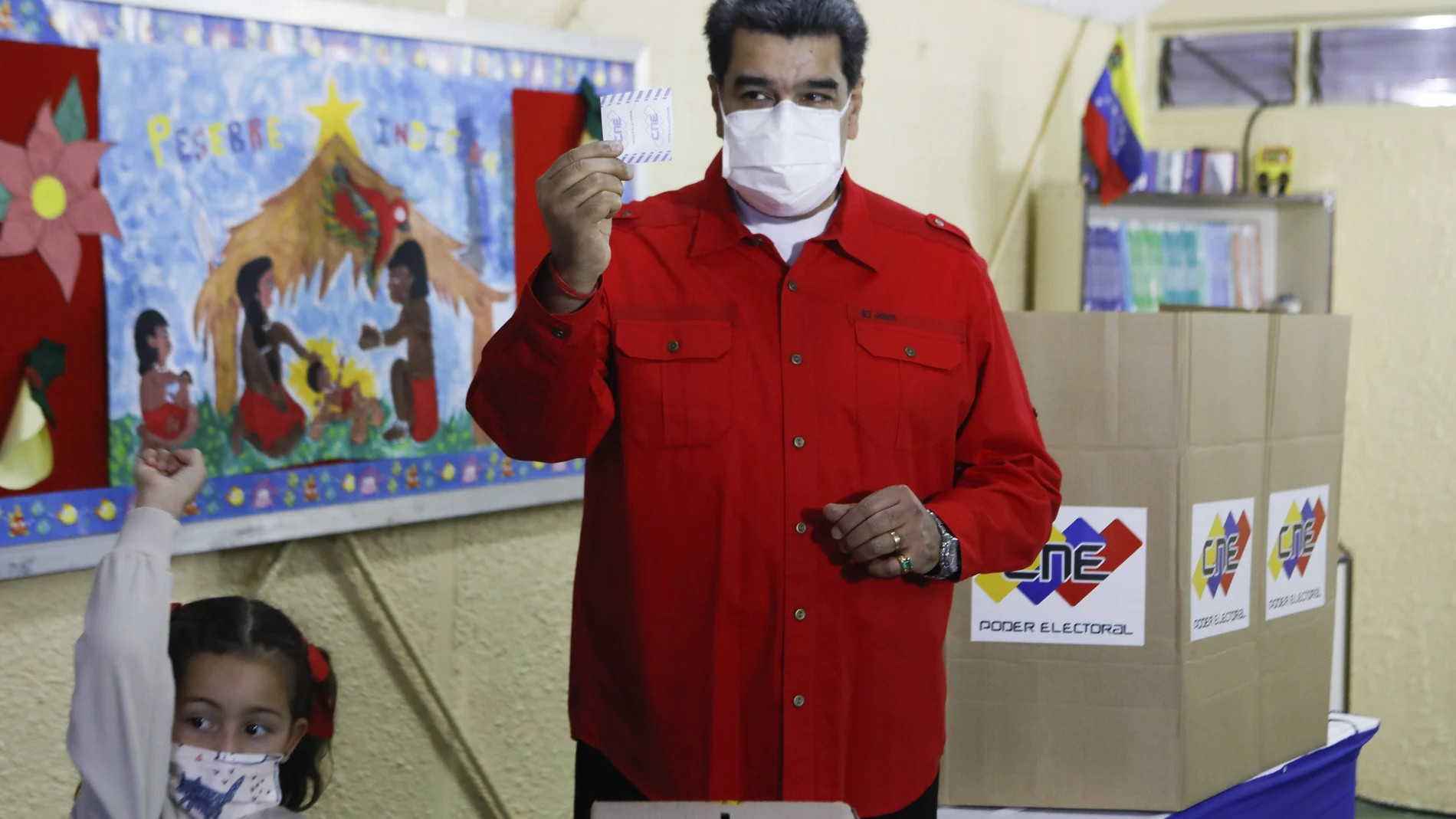 Nicolas Maduro acompañado de su nieta enseña la papeleta antes de depositarla en la urna de cartón