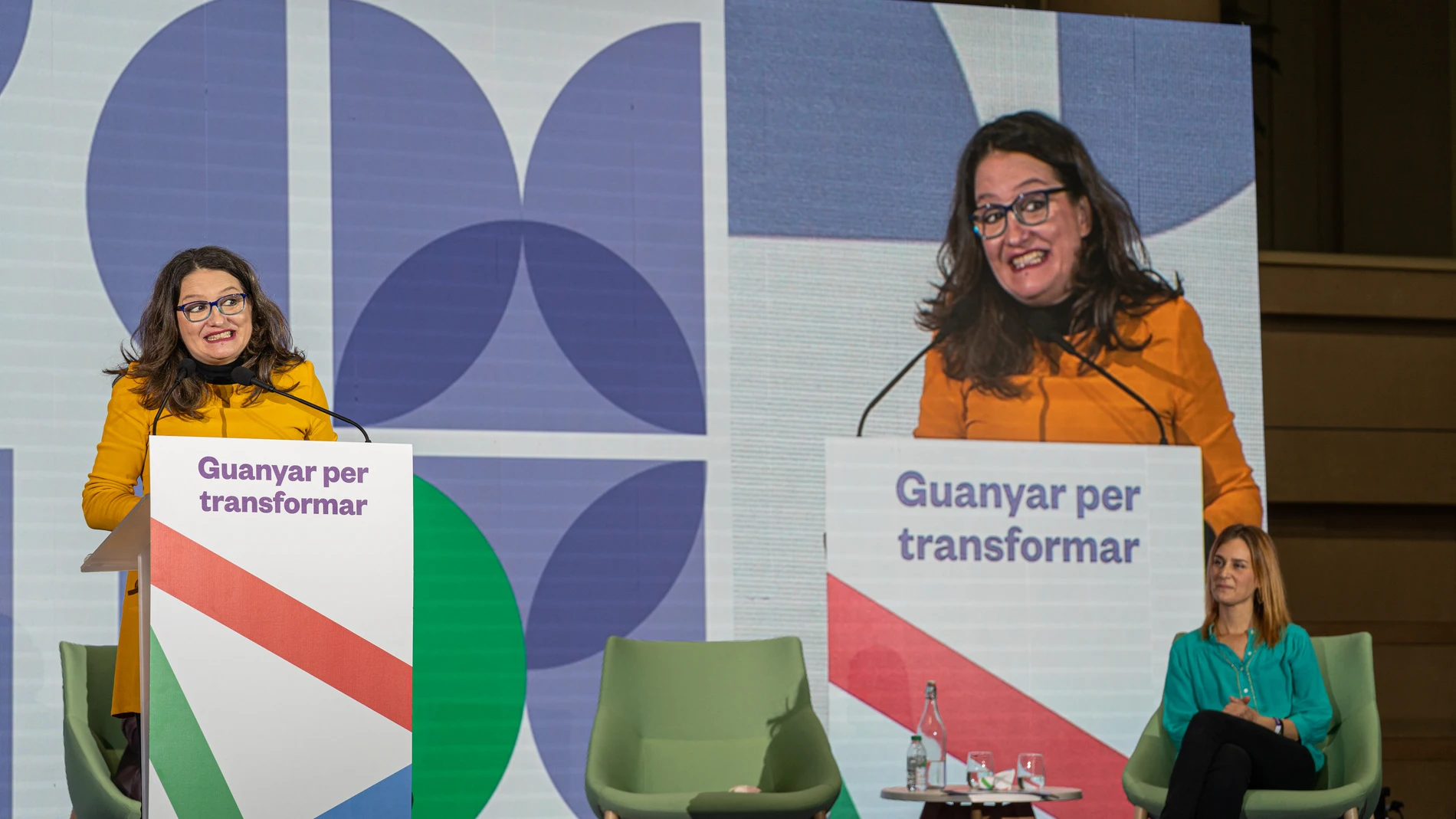 La vicepresidenta de la Generalitat Valenciana, Mónica Oltra (i), y la líder de los comuns en el Parlament, Jéssica Albiach (d), en la III Assemblea Nacional de los comuns, a 21 de noviembre de 2021, en BarcelonaPau Venteo / Europa Press21/11/2021