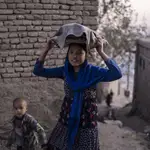 Un niña lleva pan en Kabul
