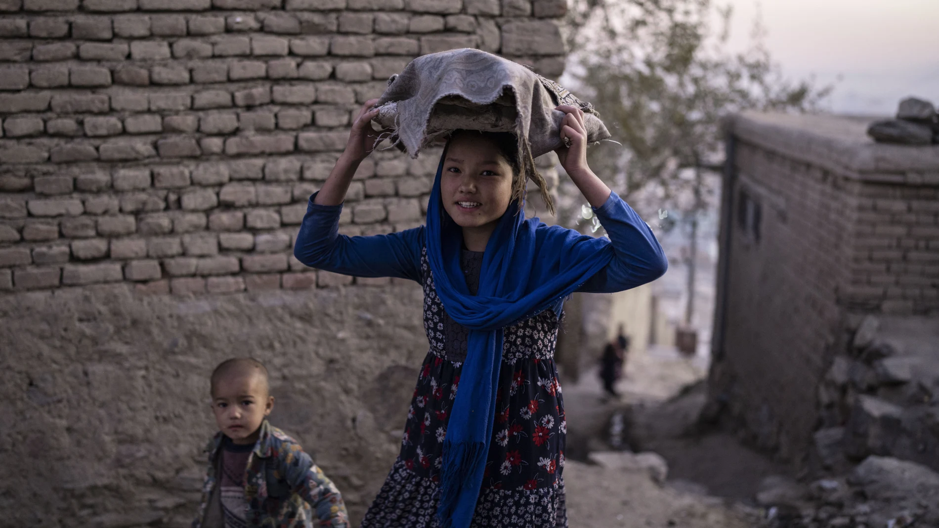 Un niña lleva pan en Kabul