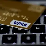 Una tarjeta de crédito Visa sobre un teclado de un ordenador