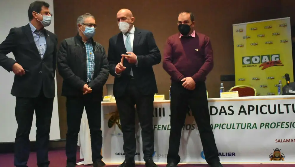 El consejero de Agricultura, Ganadería y Desarrollo Rural, Jesús Julio Carnero, participa en las Jornadas de Apicultura de COAG