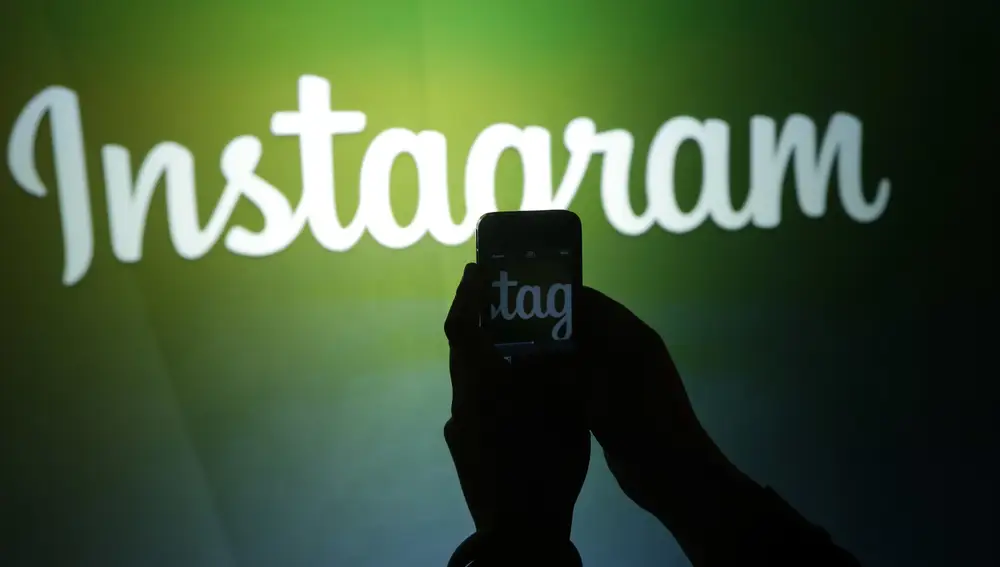 Imagen de archivo de una persona haciéndole una fotografía al logo de Instagram