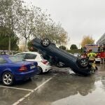 Vehículo caído de la planta superior a la inferior en el aparcamiento del Hospital del Río Hortega